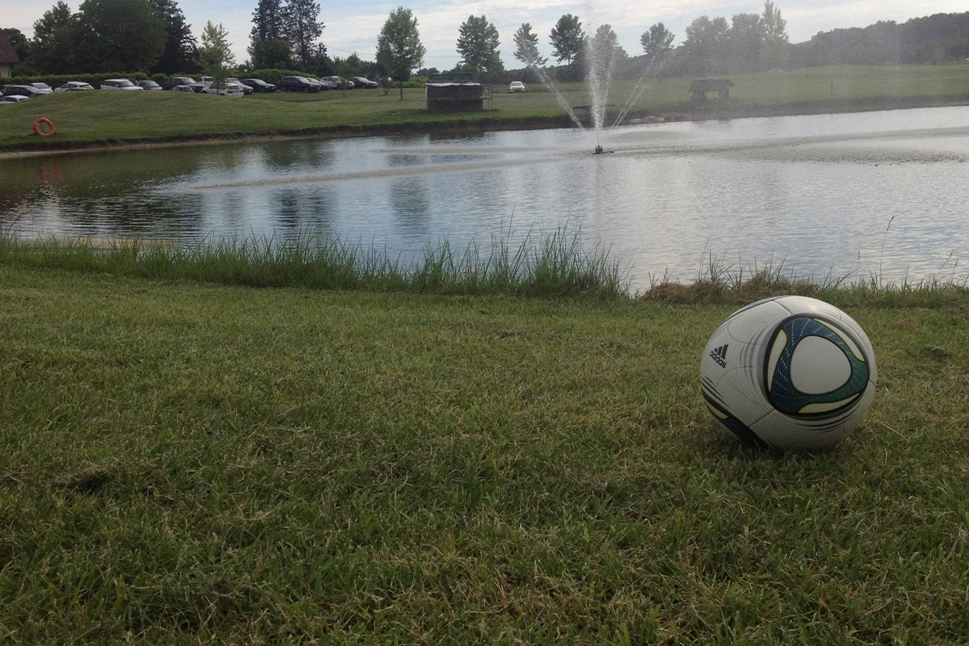 dare un calcio ad un pallone